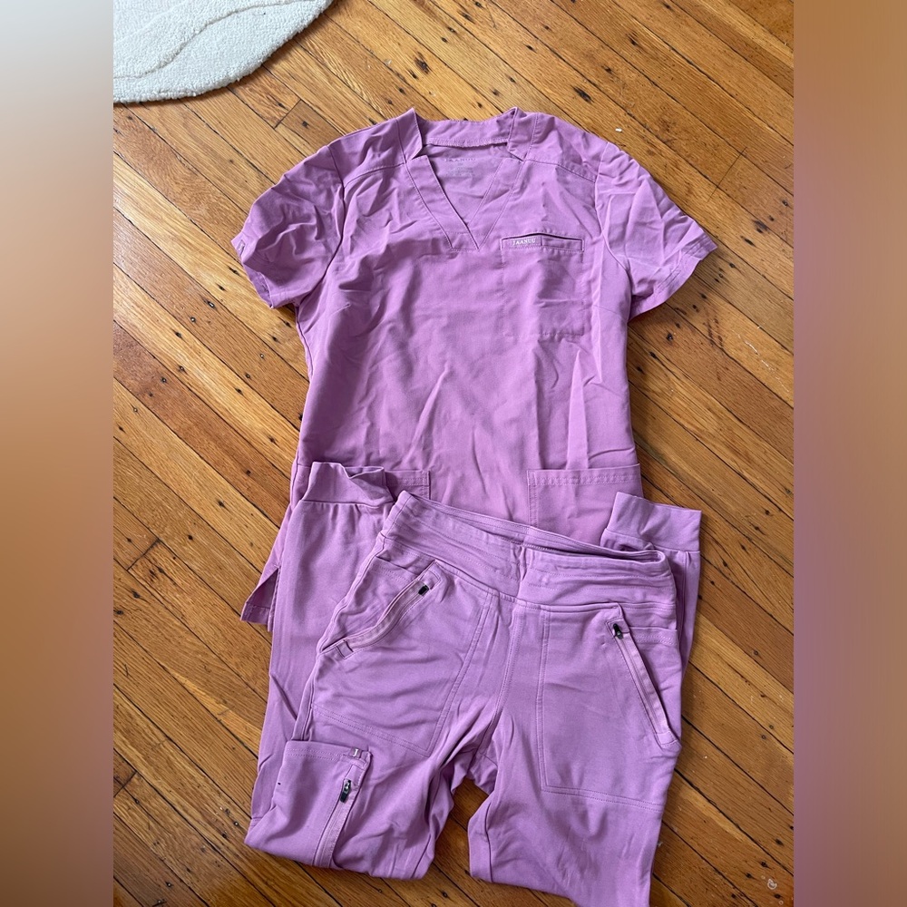 Jaanuu Scrub Set